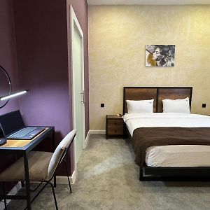 Zimmer mit Kingsize-Bett